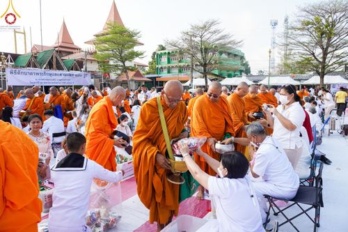 ภาพ No.58150:พิธีตักบาตรพระภิกษุและสามเณร 180 รูป ณ ลานองค์พระสมุทรเจดีย์ จ.สมุทรปราการ วันเสาร์ที่ 27 เมษายน พ.ศ. 2567