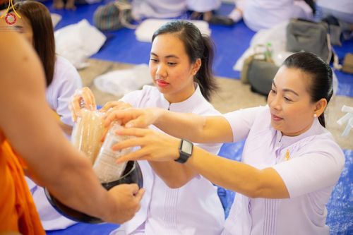 ภาพ No.177608:พิธีตักบาตรและพิธีบูชาข้าวพระ ในวันอาทิตย์ต้นเดือนที่ 1 ธันวาคม พ.ศ. 2567 ณ สภาธรรมกายสากล วัดพระธรรมกาย