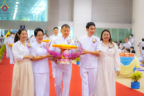 ภาพ No.86360:วันธรรมชัย ปีที่ 55 พิธีทอดผ้าป่ากฐินสมทบครั้งที่1, พิธีเจริญพุทธมนต์ ลูกนิมิตมหาสมบัติฯ พิธีจุดประทีป,พิธีฉลองชัยสวดมนต์บทธัมมจักกัปปวัตนสูตร วันอาทิตย์ที่ 27 สิงหาคม พ.ศ.2566 ณ สภาธรรมกายสากล / มหารัตนวิหารคด วัดพระธรรมกาย