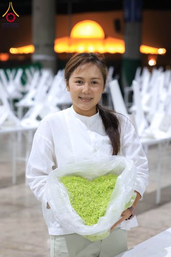 ภาพ No.303323:วันที่ 15-21 มกราคม พ.ศ.2569 ปลิดกลีบดอกเบญจทรัพย์ เพื่อโปรยต้อนรับพระธรรมยาตรา ในโครงการธรรมยาตรา กตัญญูบูชา มหาปูชนียาจารย์ พระมงคลเทพมุนี(สด จนฺทสโร) พระผู้ปราบมาร อนุสรณ์สถาน 7 แห่ง ปีที่ 14 ณ วิหารคด วัดพระธรรมกาย