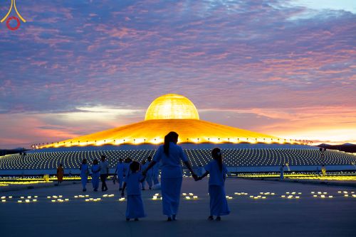 ภาพ No.86465:วันธรรมชัย ปีที่ 55 พิธีทอดผ้าป่ากฐินสมทบครั้งที่1, พิธีเจริญพุทธมนต์ ลูกนิมิตมหาสมบัติฯ พิธีจุดประทีป,พิธีฉลองชัยสวดมนต์บทธัมมจักกัปปวัตนสูตร วันอาทิตย์ที่ 27 สิงหาคม พ.ศ.2566 ณ สภาธรรมกายสากล / มหารัตนวิหารคด วัดพระธรรมกาย