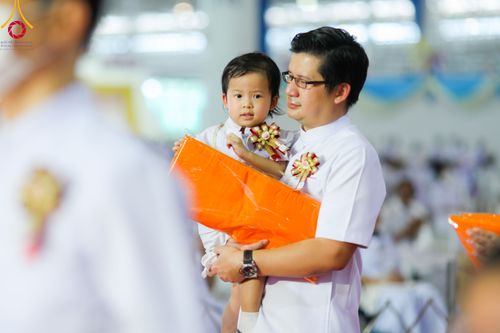 ภาพ No.86310:วันธรรมชัย ปีที่ 55 พิธีทอดผ้าป่ากฐินสมทบครั้งที่1, พิธีเจริญพุทธมนต์ ลูกนิมิตมหาสมบัติฯ พิธีจุดประทีป,พิธีฉลองชัยสวดมนต์บทธัมมจักกัปปวัตนสูตร วันอาทิตย์ที่ 27 สิงหาคม พ.ศ.2566 ณ สภาธรรมกายสากล / มหารัตนวิหารคด วัดพระธรรมกาย