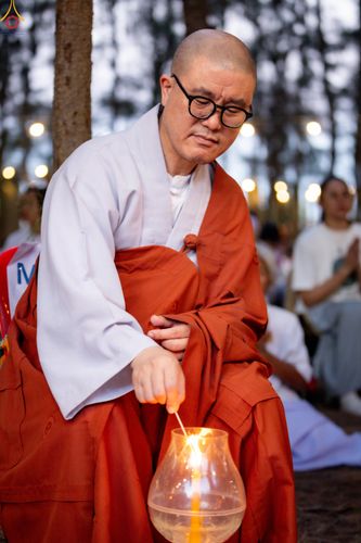 ภาพ No.290141:วันที่ 6 มกราคม พ.ศ. 2569 พิธีจุดประทีปถวายเป็นพุทธบูชา และบูชาธรรมมหาปูชนียาจารย์ (ภาพชุดที่ 2) ณ อนุสรณ์สถานมหาวิหารพระมงคลเทพมุนี (โลตัสแลนด์) อ.สองพี่น้อง จ.สุพรรณบุรี ในโครงการธรรมยาตรา กตัญญูบูชา มหาปูชนียาจารย์ พระมงคลเทพมุนี(สด จนฺทสโร) พระผู้ปรา