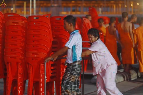 ภาพ No.322051:วันที่ 12 -13 เมษายน พ.ศ.2569 การเตรียมกล่องไทยธรรม + การขนย้ายเก้าอี้ เพื่องานถวายมหาสังฆทาน 40,000 กว่าวัดทั่วประเทศ วันคุ้มครองโลก 22 เมษายน พ.ศ.2569 วัดพระธรรมกาย