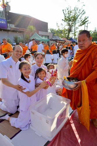 ภาพ No.282752:วันเสาร์ที่ 20 ธันวาคม พ.ศ.2568 พิธีตักบาตรพระ 10,000 รูป (ชุด 2) เนื่องในโอกาส 194 ปี จังหวัดกาญจนบุรี และอุทิศส่วนกุศลให้แด่บรรพชนทั้งหลาย บริเวณถนนสองแคว (Skywalk) เมืองกาญจนบุรี