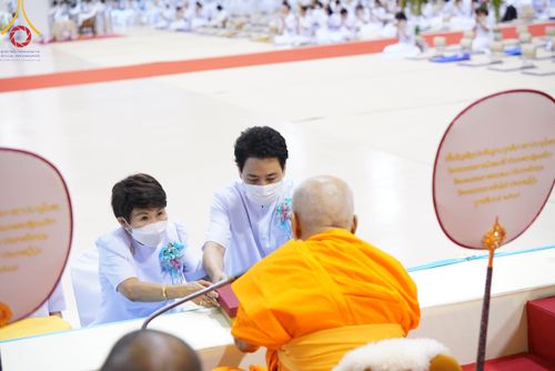 ภาพ No.86449:วันธรรมชัย ปีที่ 55 พิธีทอดผ้าป่ากฐินสมทบครั้งที่1, พิธีเจริญพุทธมนต์ ลูกนิมิตมหาสมบัติฯ พิธีจุดประทีป,พิธีฉลองชัยสวดมนต์บทธัมมจักกัปปวัตนสูตร วันอาทิตย์ที่ 27 สิงหาคม พ.ศ.2566 ณ สภาธรรมกายสากล / มหารัตนวิหารคด วัดพระธรรมกาย