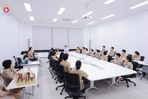 ภาพ No.311465:วันจันทร์ที่ 23 กุมภาพันธ์ พ.ศ. 2569 เปิดโลกทัศน์ผู้บริหารสถานศึกษายุคใหม่ เรียนรู้ต้นแบบการพัฒนาคนผ่านพลัง “บวร–V-Star” ผู้เข้ารับการพัฒนาตามโครงการ สพฐ. ศึกษาดูงานวัดพระธรรมกาย เสริมภาวะผู้นำคุณธรรมสู่การบริหารโรงเรียนอย่างยั่งยืน ณ อาคาร 100 ปี คุณยาย