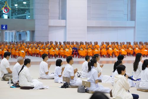 ภาพ No.284882:วันอาทิตย์ที่ 14 ธันวาคม พ.ศ.2568  พิธีปฏิบัติธรรม พิธีถวายภัตตาหารเป็นสังฆทาน พิธีมอบต้นสมบัติจักรพรรดิ ถวายแด่เจ้าอาวาสและประธานสงฆ์ 236 ศูนย์ส่งเสริมศีลธรรมทั่วโลก ณ สภาธรรมกายสากล วัดพระธรรมกาย