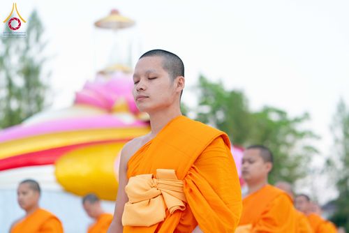 ภาพ No.290698:วันที่ 8 มกราคม พ.ศ. 2569 พระธรรมยาตราปฏิบัติธรรม และถ่ายภาพหมู่ประวัติศาสตร์ ในโครงการธรรมยาตรา กตัญญูบูชามหาปูชนียาจารย์ พระมงคลเทพมุนี(สด จนฺทสโร) พระผู้ปราบมาร อนุสรณ์สถาน 7 แห่ง ปีที่ 14 ณ อนุสรณ์สถานคลองบางนางแท่น อ.สามพราน จ.นครปฐม