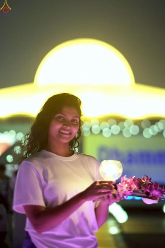 ภาพ No.224148:วันวิสาขบูชา วันอาทิตย์ที่ 11 พฤษภาคม พ.ศ. 2568 พิธีจุดวิสาขประทีป ,  พิธีเวียนประทักษิณรอบพระมหาธรรมกายเจดีย์ , พิธีฉลองชัยสวดมนต์บทธัมมจักกัปปวัตตนสูตร ครบ 7,357,000,000 จบ ณ มหารัตนวิหารคด วัดพระธรรมกาย