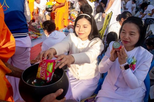 ภาพ No.197824:พิธีตักบาตรพระธรรมยาตรา ณ อนุสรณ์สถานลำดับที่ 4 สถานที่เกิดด้วยกายธรรม วัดโบสถ์(บน) ต.บางคูเวียง จ.นนทบุรี ในโครงการธรรมยาตรา กตัญญูบูชา มหาปูชนียาจารย์ พระมงคลเทพมุนี(สด จนฺทสโร) พระผู้ปราบมาร อนุสรณ์สถาน 7 แห่ง ปีที่ 13 วันที่ 19 มกราคม พ.ศ. 2568