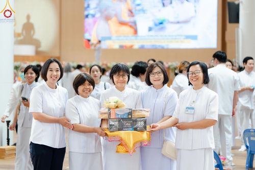 ภาพ No.145421:พิธีถวายผ้าอาบน้ำฝนและประทีปโคมไฟ ณ สภาธรรมกายสากล วัดพระธรรมกาย วันเสาร์ที่ 20 กรกฎาคม พ.ศ. 2567