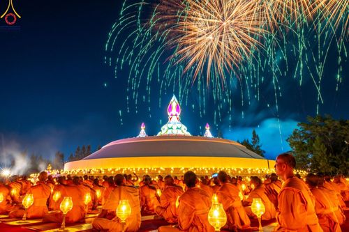 ภาพ No.192822:พิธีจุดประทีปถวายเป็นพุทธบูชา และบูชาธรรมมหาปูชนียาจารย์ ณ อนุสรณ์สถานคลองบางนางแท่น อ.สามพราน จ.นครปฐม ในโครงการธรรมยาตรา กตัญญูบูชา มหาปูชนียาจารย์ พระมงคลเทพมุนี(สด จนฺทสโร) พระผู้ปราบมาร อนุสรณ์สถาน 7 แห่ง ปีที่ 13 วันที่ 10 มกราคม พ.ศ. 2568