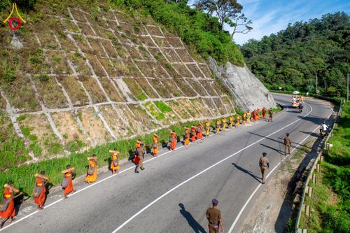 ภาพ No.226436:วันที่ 7-10 พฤษภาคม พ.ศ. 2568 โครงการเดินธรรมยาตรา สยาม-ลังกา ธรรมยาตรา ฉลองเทศกาลวิสาขบูชาแห่งชาติ ศรีลังกา บูชาธรรม 81 ปี หลวงพ่อธัมมชโย เมืองนูวราอิลิยา ประเทศศรีลังกา