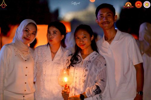 ภาพ No.224664:วันจันทร์ที่ 12 พฤษภาคม พ.ศ. 2568  ชาวพุทธในอินโดนีเซีย ร่วมฉลองวิสาขบูชาจุดประทีปกว่า 200,000 ดวง ณ พระมหาเจดีย์บรมพุทโธ  เจริญพุทธมนต์ถวาย “พระวชิรเกล้าเจ้าอยู่หัว”