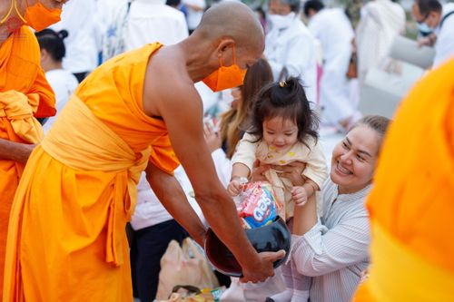 ภาพ No.118652:พิธีตักบาตรพระธรรมยาตรา ปีที่ 12 ณ อนุสรณ์สถานลำดับที่ 5 สถานที่เผยแผ่วิชชาธรรมกายครั้งแรก อนุสรณ์สถานบางปลา จ.นครปฐม วันที่ 25 มกราคม พ.ศ. 2567