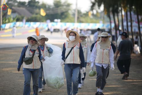 ภาพ No.198908:V.50 สารพัดV สารพัดดี ที่ธรรมยาตรา ในโครงการธรรมยาตรา กตัญญูบูชา มหาปูชนียาจารย์ พระมงคลเทพมุนี(สด จนฺทสโร) พระผู้ปราบมาร อนุสรณ์สถาน 7 แห่ง ปีที่ 13 ระหว่างวันที่ 2-31 มกราคม พ.ศ. 2568