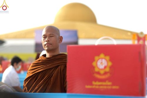 ภาพ No.221746:วันอังคารที่ 22 เมษายน พ.ศ. 2568 ภาพพิธีถวายมหาสังฆทานคณะสงฆ์ 40,000 กว่าวัดทั่วประเทศ เนื่องในวันคุ้มครองโลก ชุดที่ 2 (ปลื้มให้สมการรอคอย) ณ ลานธรรมพระมหาธรรมกายเจดีย์ วัดพระธรรมกาย