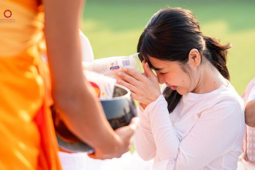 ภาพ No.201213:พิธีตักบาตรพระธรรมยาตรา ณ อนุสรณ์สถานลำดับที่ 5 สถานที่เผยแผ่วิชชาธรรมกายครั้งแรก อนุสรณ์สถานบางปลา วัดบางปลา อำเภอบางเลน จังหวัดนครปฐม ในโครงการธรรมยาตรา กตัญญูบูชา มหาปูชนียาจารย์ พระมงคลเทพมุนี(สด จนฺทสโร) พระผู้ปราบมาร อนุสรณ์สถาน 7 แห่ง ปีที่ 13