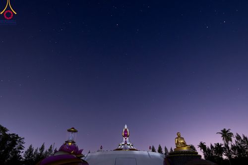 ภาพ No.109760:พิธีจุดประทีปถวายเป็นพุทธบูชา และบูชาธรรมมหาปูชนียาจารย์ วันที่ 10 มกราคม พ.ศ. 2567 ณ อนุสรณ์สถานคลองบางนางแท่น อ.สามพราน จ.นครปฐม