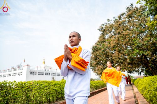 ภาพ No.314126:วันจันทร์ที่ 16 มีนาคม พ.ศ. 2569 พิธีเวียนเทียนประทักษิณ และพิธีบรรพชาสามเณร 500 รูป ณ วิหารมายาเทวี ประเทศเนปาล