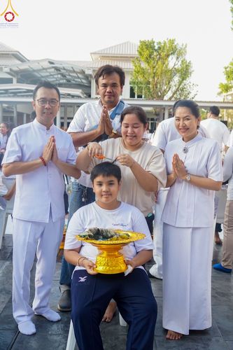 ภาพ No.78459:พิธีตัดปอยผม โครงการหน่อแก้วเปรียญธรรมรุ่นที่ 11  วันที่ 26 มีนาคม พ.ศ.2566  ณ หมู่กุฏิสามเณร อาคารค่ายจองแชมป์ วัดพระธรรมกาย