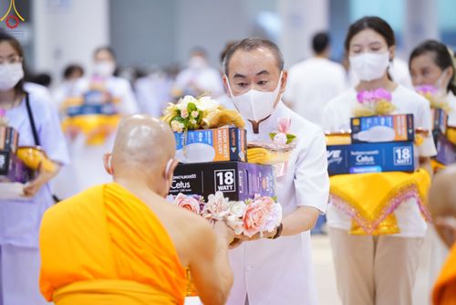 ภาพ No.84507:พิธีถวายผ้าอาบน้ำฝนและประทีปโคมไฟ ในวันอาสาฬหบูชา ณ ห้องแก้วสารพัดนึก 1 วัดพระธรรมกาย วันอังคารที่ 1 สิงหาคม พ.ศ. 2566