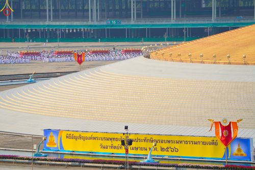 ภาพ No.79145:พิธีอัญเชิญองค์พระบรมพุทธเจ้า 24 องค์ เวียนประทักษิณรอบพระมหาธรรมกายเจดีย์ ณ วัดพระธรรมกาย  วันที่ 2 เมษายน พ.ศ. 2566