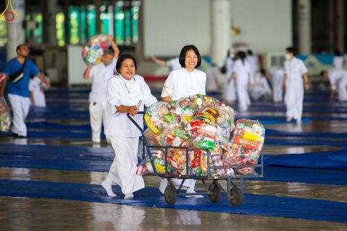 ภาพ No.82995:พิธีตักบาตร ณ บ้านแก้วเรือนทองคุณยายอาจารย์ฯ พิธีบูชาข้าวพระ ณ สภาธรรมกายสากล วัดพระธรรมกาย ในวันอาทิตย์ต้นเดือนที่ 2 ก.ค. พ.ศ.2566