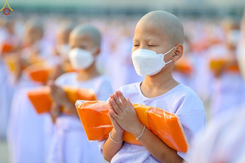 ภาพ No.79773:พิธีเวียนประทักษิณ ณ พระมหาธรรมกายเจดีย์ และพิธีวันทาเจดีย์ ในโครงการบรรพชาสามเณรฟื้นฟูพระพุทธศาสนาทั่วไทย วันเสาร์ที่ 8 เมษายน พ.ศ.2566