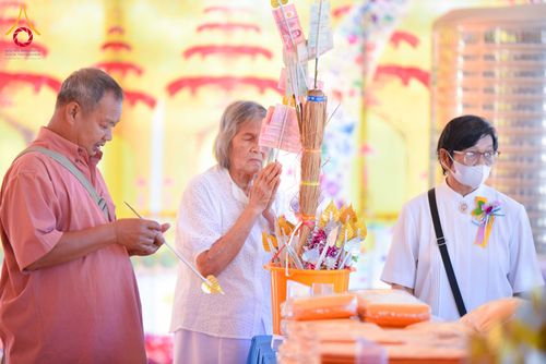 ภาพ No.313009:วันเสาร์ที่ 28 กุมภาพันธ์  พ.ศ. 2569 พิธีทอดผ้าป่าสามัคคีเพื่อสร้างอาคารที่พักสามเณร ณ ศูนย์ปฏิบัติธรรมสวนผึ้ง จ.ราชบุรี