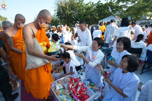 ภาพ No.282734:วันเสาร์ที่ 20 ธันวาคม พ.ศ.2568 พิธีตักบาตรพระ 10,000 รูป (ชุด 2) เนื่องในโอกาส 194 ปี จังหวัดกาญจนบุรี และอุทิศส่วนกุศลให้แด่บรรพชนทั้งหลาย บริเวณถนนสองแคว (Skywalk) เมืองกาญจนบุรี