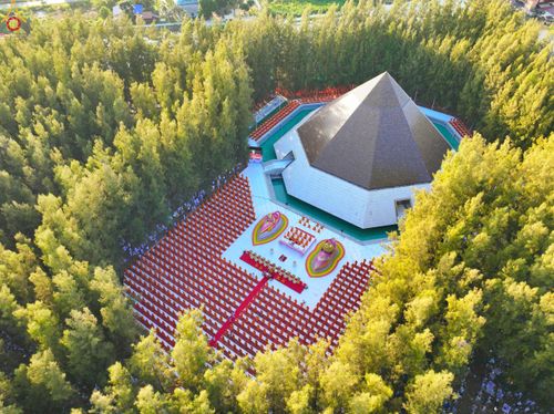 ภาพ No.289099:วันที่ 6 มกราคม พ.ศ. 2569 พิธีจุดประทีปถวายเป็นพุทธบูชา และบูชาธรรมมหาปูชนียาจารย์ ณ อนุสรณ์สถานมหาวิหารพระมงคลเทพมุนี (โลตัสแลนด์) อ.สองพี่น้อง จ.สุพรรณบุรี ในโครงการธรรมยาตรา กตัญญูบูชา มหาปูชนียาจารย์ พระมงคลเทพมุนี(สด จนฺทสโร) พระผู้ปราบมาร อนุสรณ์สถ