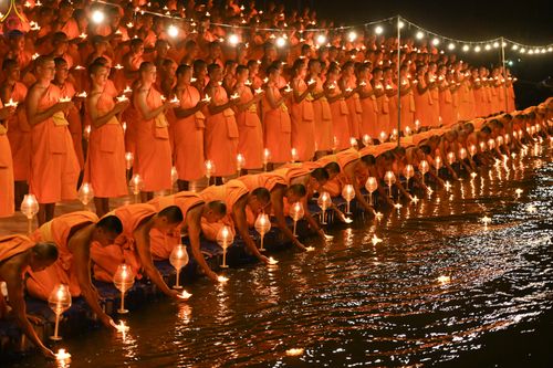 ภาพ No.294172:วันที่ 13 มกราคม พ.ศ. 2569 พิธีจุดประทีปถวายเป็นพุทธบูชา และบูชาธรรมมหาปูชนียาจารย์  (ภาพชุดที่ 2) ณ วัดสองพี่น้อง ต.ต้นตาล อ.สองพี่น้อง จ.สุพรรณบุรี ในโครงการธรรมยาตรา กตัญญูบูชา มหาปูชนียาจารย์ พระมงคลเทพมุนี(สด จนฺทสโร) พระผู้ปราบมาร อนุสรณ์สถาน 7 แห่