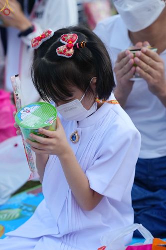 ภาพ No.73653:พิธีตักบาตรพระธรรมยาตราฯ ในโครงการธรรมยาตรากตัญญูบูชา มหาปูชนียาจารย์ พระมงคลเทพมุนี(สด จนฺทสโร) พระผู้ปราบมาร ปีที่ 11 ณ อนุสรณ์สถานลำดับที่ 4 สถานที่เกิดด้วยกายธรรม วัดโบสถ์ (บน) บางคูเวียง อ.บางกรวย จ.นนทบุรี วันที่ 22 มกราคม พ.ศ. 2566