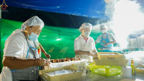 ภาพ No.69902:พิธีถวายภัตตาหารเป็นสังฆทาน แด่คณะพระธรรมยาตราฯ ในโครงการธรรมยาตราฯ ปีที่ 11 ณ อนุสรณ์สถานมหาวิหารพระมงคลเทพมุนี อ.สองพี่น้อง จ.สุพรรณบุรี วันที่ 9 มกราคม พ.ศ. 2566