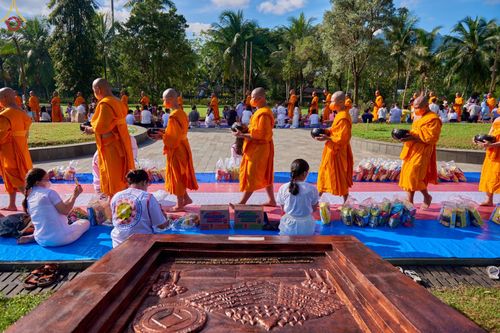 ภาพ No.68357:พิธีตักบาตร ณ พระมหาเจดีย์บรมพุทโธ ประเทศอินโดนีเซีย วันที่ 18 ธันวาคม พ.ศ. 2565