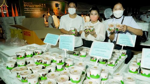 ภาพ No.70978:พิธีถวายภัตตาหารเป็นสังฆทาน แด่คณะพระธรรมยาตราฯ ในโครงการธรรมยาตราฯ ปีที่ 11 ณ อนุสรณ์สถานคลองบางนางแท่น อ.สามพราน จ.นครปฐม วันที่ 13 มกราคม พ.ศ. 2566