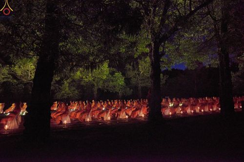 ภาพ No.68232:พิธีจุดประทีปถวายเป็นพุทธบูชา ณ พระมหาเจดีย์บรมพุทโธ ประเทศอินโดนีเซีย วันที่ 17 ธันวาคม พ.ศ. 2565