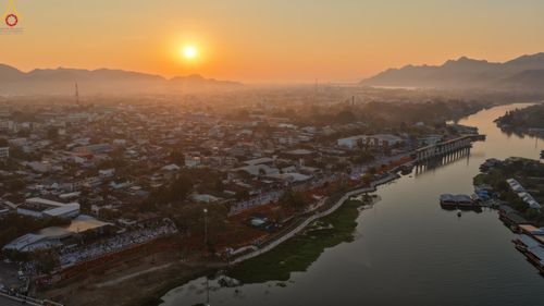 ภาพ No.284137:วันเสาร์ที่ 20 ธันวาคม พ.ศ.2568  พิธีตักบาตรพระ 10,000 รูป เนื่องในโอกาส 194 ปี จังหวัดกาญจนบุรี และอุทิศส่วนกุศลให้แด่บรรพชนทั้งหลาย บริเวณถนนสองแคว (Skywalk) เมืองกาญจนบุรี