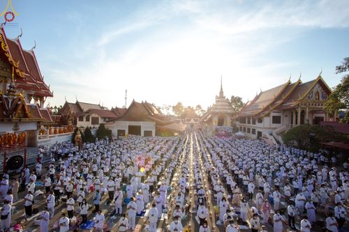 ภาพ No.73372:พิธีจุดประทีปถวายเป็นพุทธบูชา และบูชาธรรมมหาปูชนียาจารย์ ในโครงการธรรมยาตรากตัญญูบูชา มหาปูชนียาจารย์ พระมงคลเทพมุนี(สด จนฺทสโร) พระผู้ปราบมาร ปีที่ 11 ณ อนุสรณ์สถานลำดับที่ 4 สถานที่เกิดด้วยกายธรรม วัดโบสถ์ (บน) บางคูเวียง อ.บางกรวย จ.นนทบุรี วันที่ 21 