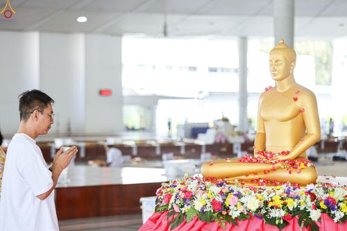 ภาพ No.322279:วันที่ 13 เมษายน พ.ศ.2569 สาธุชนสรงน้ำพระ เนื่องในวันสงกรานต์ ณ หอฉันคุณยายอาจารย์ วัดพระธรรมกาย