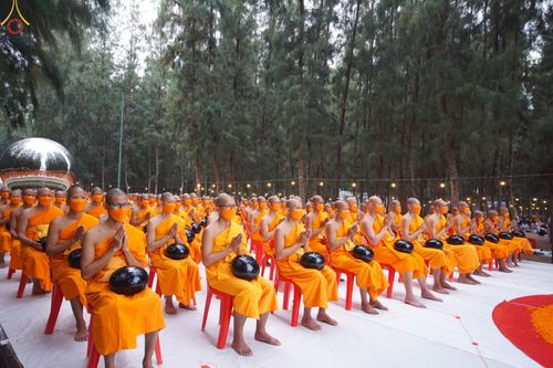 ภาพ No.69663:พิธีตักบาตรพระธรรมยาตราฯ ในโครงการธรรมยาตรากตัญญูบูชา มหาปูชนียาจารย์ พระมงคลเทพมุนี(สด จนฺทสโร) พระผู้ปราบมาร ปีที่ 11 ณ อนุสรณ์สถานลำดับที่ 1 สถานที่เกิดด้วยรูปกายเนื้อ อนุสรณ์สถานมหาวิหารพระมงคลเทพมุนี อ.สองพี่น้อง จ.สุพรรณบุรี