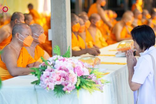 ภาพ No.106015:พิธีถวายภัตตาหารเป็นสังฆทาน แด่คณะพระธรรมยาตราฯ ในโครงการธรรมยาตรากตัญญูบูชา มหาปูชนียาจารย์ พระมงคลเทพมุนี(สด จนฺทสโร) พระผู้ปราบมาร อนุสรณ์สถาน 7 แห่ง ปีที่ 12 วันที่ 3 มกราคม พ.ศ. 2567 ณ อนุสรณ์สถานโลตัสแลนด์ จ.สุพรรณบุรี