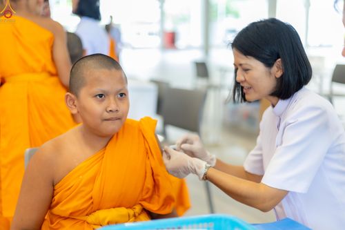 ภาพ No.331887:วันที่ 5 พฤษภาคม พ.ศ.2569 ศูนย์การแพทย์บุญรักษา ร่วมกับคลินิกใจใส จัดถวายวัคซีนป้องกันไข้หวัดใหญ่  แด่คณะพระภิกษุสามเณรกว่า 500 รูป