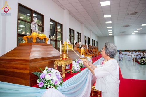 ภาพ No.315829:วันพฤหัสบดีที่ 26 มีนาคม พ.ศ. 2569 พิธีบำเพ็ญกุศล คุณพ่อณรงค์ จินตมากุล  สิริอายุ 99 ปี 11 เดือน โยมบิดา พระครูปลัดรัตนวีรวัฒน์ (รังสฤษดิ์ อิทฺธิจินตโก) ที่ปรึกษาเจ้าคณะจังหวัดปทุมธานี เจ้าอาวาสวัดพระธรรมกาย  ณ ห้องปลูกศรัทธา 2 วัดพระธรรมกาย ปทุมธานี