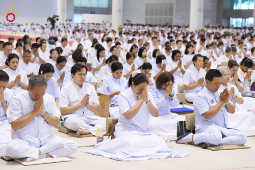 ภาพ No.337970:วันอาทิตย์ต้นเดือน 5 กรกฎาคม พ.ศ.2569 สัมมนาพิเศษ พิธีมอบพระของขวัญ ณ ห้องแก้วสารพัด1 วัดพระธรรมกาย