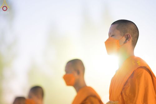 ภาพ No.70510:พิธีตักบาตรพระธรรมยาตราฯ ในโครงการธรรมยาตรากตัญญูบูชา มหาปูชนียาจารย์ พระมงคลเทพมุนี(สด จนฺทสโร) พระผู้ปราบมาร ปีที่ 11 ณ อนุสรณ์สถานลำดับที่ 2 สถานที่ตั้งมโนปณิธานบวชตลอดชีวิต อนุสรณ์สถานคลองบางนางแท่น อ.สามพราน จ.นครปฐม วันที่ 14 มกราคม พ.ศ. 2566