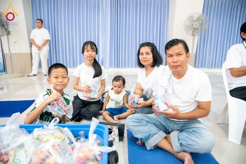 ภาพ No.321780:วันที่ 12 เมษายน พ.ศ.2569 ตักบาตรสงกรานต์ฉลองสามเณรใหม่  ณ ศูนย์ปฏิบัติธรรมระยอง(บ้านช่องลม)