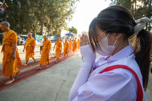 ภาพ No.69431:พิธีจุดประทีปถวายเป็นพุทธบูชา และบูชาธรรมมหาปูชนียาจารย์ ในโครงการธรรมยาตรากตัญญูบูชา มหาปูชนียาจารย์ พระมงคลเทพมุนี(สด จนฺทสโร) พระผู้ปราบมาร ปีที่ 11 ณ อนุสรณ์สถานมหาวิหารพระมงคลเทพมุนี อ.สองพี่น้อง จ.สุพรรณบุรี